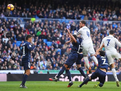 Sergio Ramos marca el gol del 1-0 ante el Málaga.