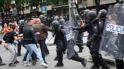 Agents de la policia nacional intenten retirar els concentrats a l'IES Tarragona l'1 d'octubre.