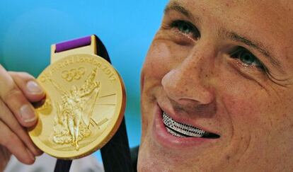 Ryan Lochte con la medalla de oro que ganó el sábado 28 de julio en la prueba de los 400 metros mixtos, en los Juegos Olímpicos de Londres 2012.