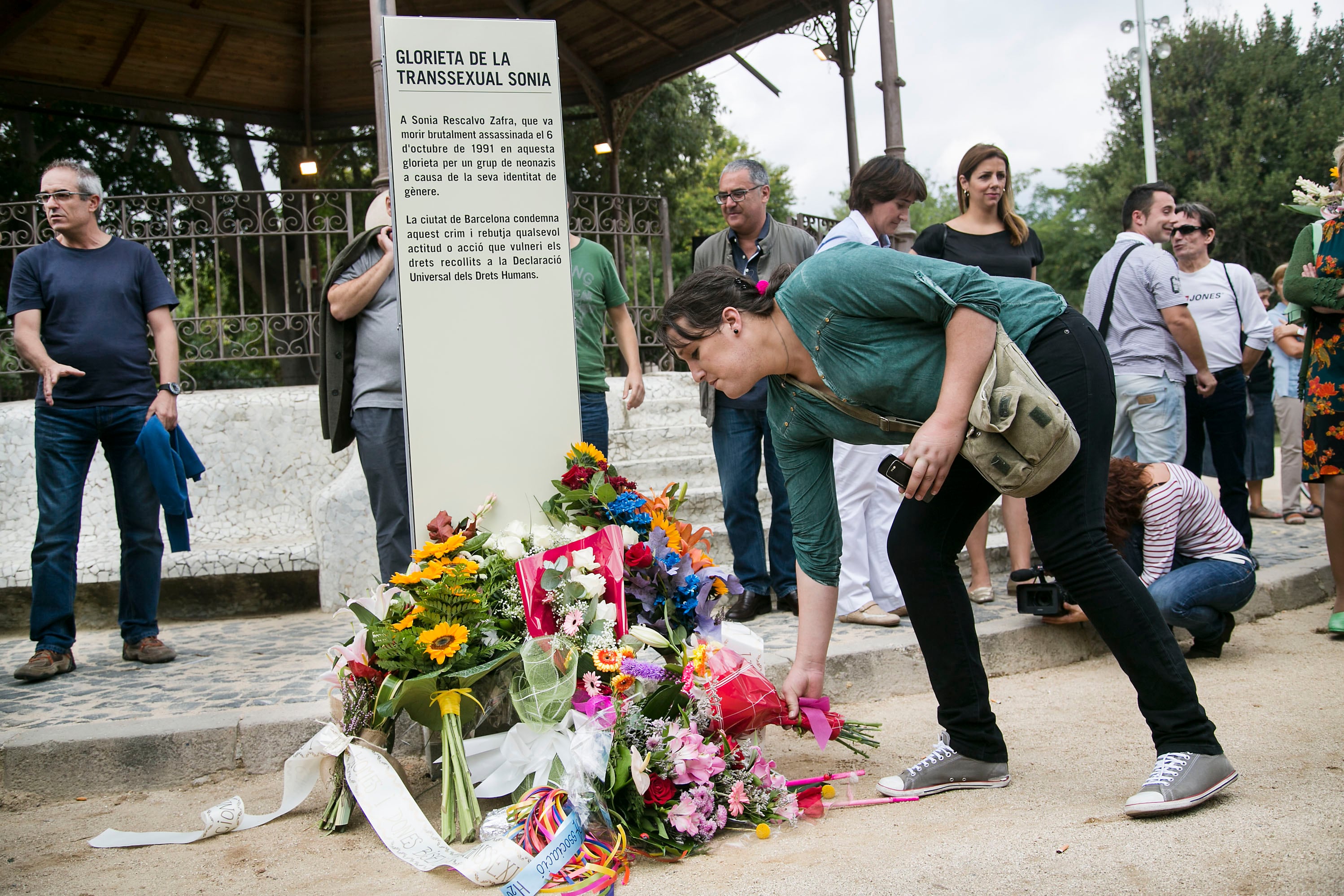 Acto en recuerdo de Sonia Rescalvo, en octubre de 2013, cuando el Ayuntamiento de Barcelona nombró en su honor la glorieta del parque de Ciutadella donde fue asesinada. 