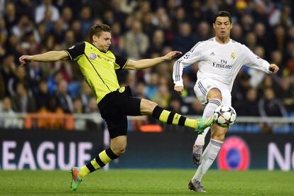 Piszczek y Cristiano disputan el balón.