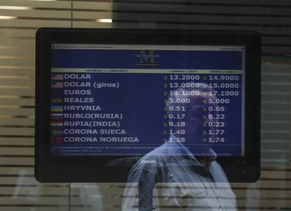 Casa de câmbio em Buenos Aires um dia após Macri eliminar o cepo (controle) cambial.