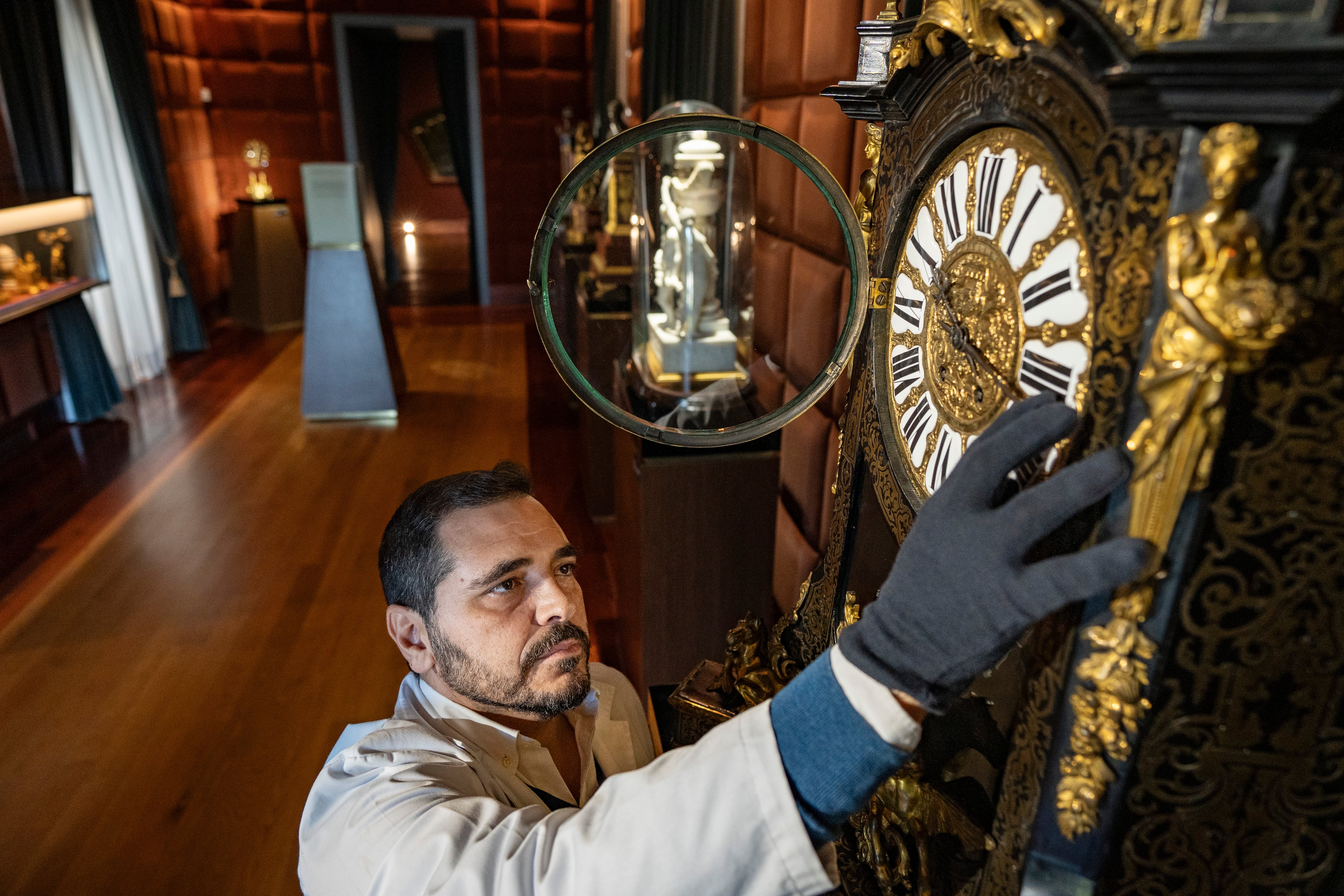 Así se cambia la hora en los 287 relojes históricos del Palacio del Tiempo