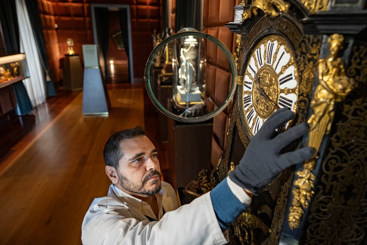 Así se cambia la hora en los 287 relojes históricos del Palacio del