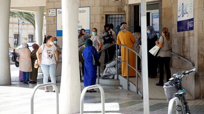 Varias personas esperan su turno para solicitar los documentos con los que pedir el ingreso mínimo vital, el pasado junio en Melilla.