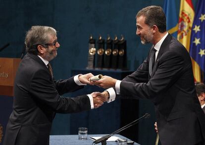 El escritor Antonio Muñoz Molina (i) recibe de manos de don Felipe el Premio Príncipe de Asturias de Las Letras 2013, durante la ceremonia de entrega de estos galardones, celebrada en el Teatro Campoamor de Oviedo.