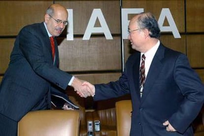 El jefe del OIEA, Mohamed el Baradei (izquierda), saluda al presidente de la Junta de Gobernadores, Yukida Amano.