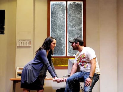 Clara Cols y Borja Espinosa, en una escena de <i>La revolució,</i> de Jordi Casanovas.