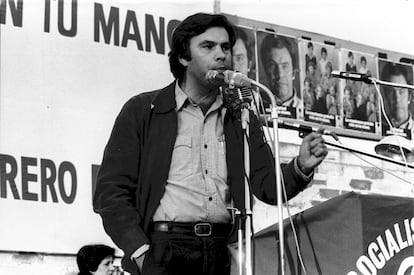 Felipe González en el primer mitin socialista de la campaña electoral, el 25 de mayo de 1977, en el estadio Moscardó de Madrid.