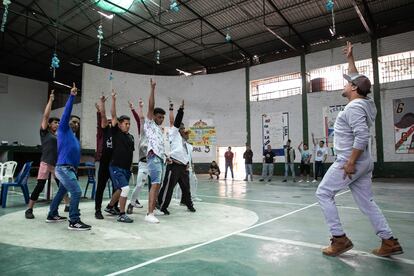 Los integrantes del elenco siguen los pasos que dicta el coreógrafo durante un ensayo.