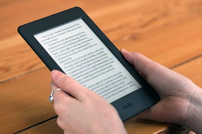 kindle paperwhite en la mano