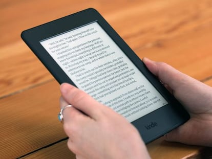 kindle paperwhite en la mano