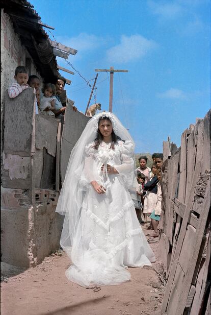 Maria Angela camina hacia su boda (1987). 