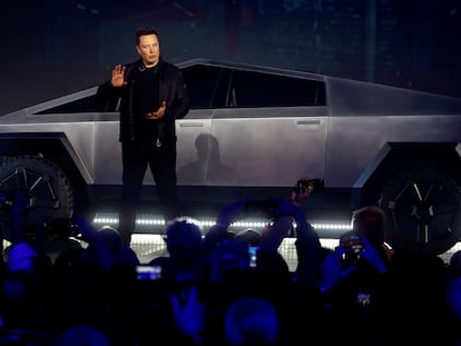 El director ejecutivo de Tesla, Elon Musk, presenta el Cybertruck en el estudio de diseño de Tesla en California, en 2019.