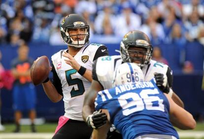 Blake Bortles, de los Jacksonville Jaguars, se prepara para dar un pase.