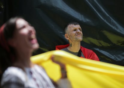 Oleh y otros ciudadanos de Ucrania participan en una protesta frente a la Embajada rusa en México, el pasado 24 de agosto.