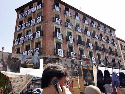 Instalación del proyecto Inside Out del artista callejero JR en el Rastro de Madrid.