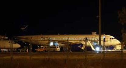 Un avión sirio de pasajeros después de ser obligado a aterrizar en el aeropuerto de Ankara (Turquía).