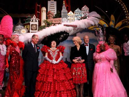 El príncipe Carlos de Inglaterra y su esposa Camilla asisten a una actuación musical en San Francisco.
