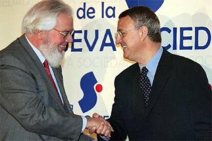 Caldera (a la derecha) saluda al director de la OIT, Juan Somavía, ayer en Madrid.