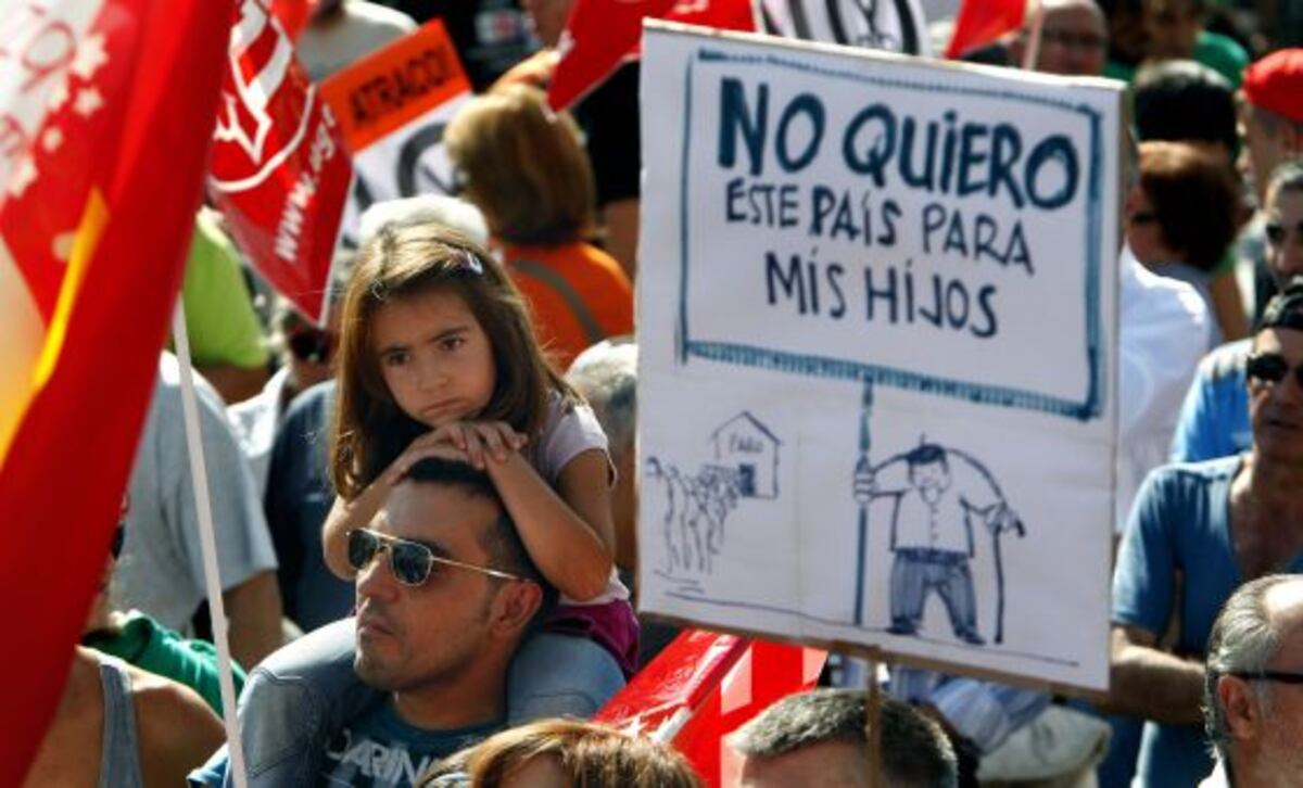 Thousands take to streets in protest over government cuts | Spain | EL ...