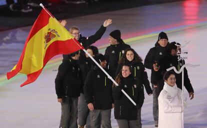 Astrid Fina Paredes abanderada del equipo español durante la ceremonia de apertura de los Juegos Paralímpicos de Invierno Pyeongchang 2018, el 9 de marzo de 2018.