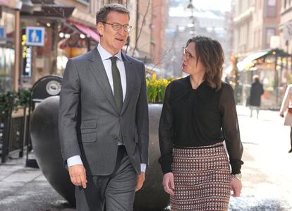 El líder del PP, Alberto Núñez Feijóo, este miércoles en Estocolmo con la ministra sueca para la UE, Jessika Roswall, en una imagen publicada por el partido.