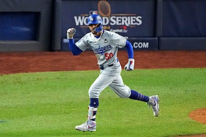 Mookie Betts, el jardinero derecho de los Dodgers, celebra tras impulsar la carrera de la remontada en la octava.