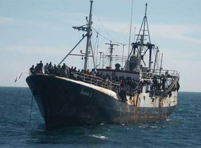 El buque espera la autorización del Gobierno de Mauritania para desembarcar a los más de 370 inmigrantes.