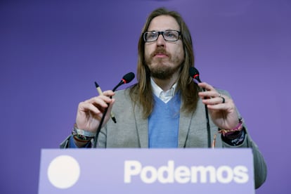 El portavoz de Podemos, Pablo Fernández, este lunes en la sede del partido, en Madrid.