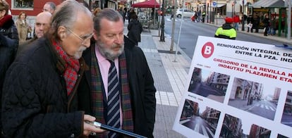 Iñaki Azkuna, junto al concejal José Luis Sabas, mira este martes un panel sobre las obras de Gregorio de la Revilla.