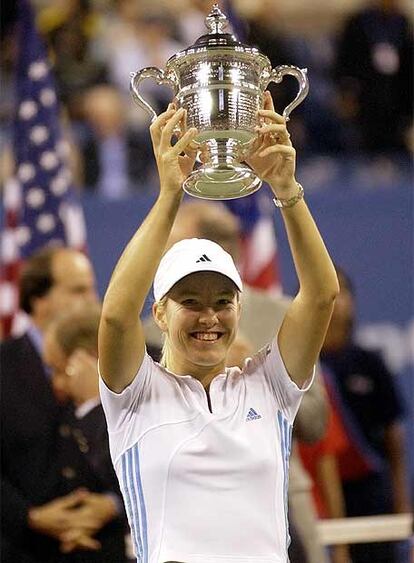 El Grand Slam estadounidense tuvo las mismas protagonistas. Henin como verdugo y Clijsters como víctima (4-6, 7-5, 7-6). La belga se adjudicaba el segundo del año, tras el Roland Garros, pero no fue el único título obtenido. Dubai, ante Mónica Seles; Charleston, ante Serena Williams; o Berlin, San Diego, Toronto y Zurich, de nuevo ante Clijsters, fueron algunos de los logros que le llevaron a la cumbre. Comenzó el año en el puesto 5, tras el Abierto de Australia subió un puesto; fue tercera tras vencer en Roland Garros, segunda tras el US Open y número uno mundial tras vencer en Suiza.