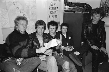 Paul Cook, Steve Jones, Sid Vicious, Johnny Rotten y el mánager de los Sex Pistols, Malcolm McLaren, posan con el cheque de 75.000 libras de compensación tras ser despedidos de A&M Records, en marzo de 1977.