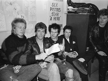 Paul Cook, Steve Jones, Sid Vicious, Johnny Rotten y el mánager de los Sex Pistols, Malcolm McLaren, posan con el cheque de 75.000 libras de compensación tras ser despedidos de A&M Records, en marzo de 1977.