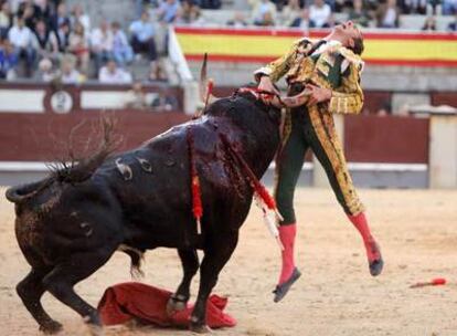 Israel Lancho en el momento de ser cogido por el último toro de la tarde.