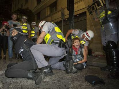 Manifestantes são presos em ato contra a Copa, em São Paulo. 