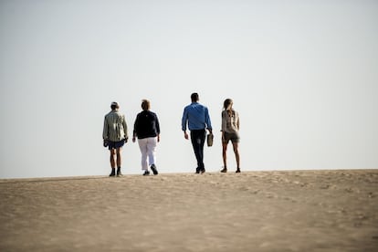 Perdo Sánchez, Angela Merkel junto a sus parejas caminan sobre las dunas de Doñana.