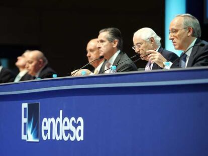 De derecha a izquierda, Manuel Pizarro, presidente de Endesa, Rafael Miranda, consejero delegado, y Miguel Blesa, presidente de Caja Madrid, en la junta general de accionistas de febrero de 2006.