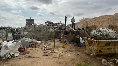 Ein Überblick über die selbstgebaute Treibstoffproduktionsstation in Khan Yunis, Gaza, auf einem Foto vom 15. April.