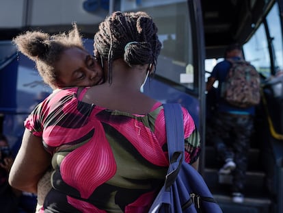 Haitian migrants board a bus after being released from custody in Del Rio, Texas in 2021.