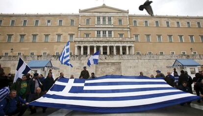 Manifestantes frente al Parlamento griego en contra del uso de Macedonia por la república yugoslava.