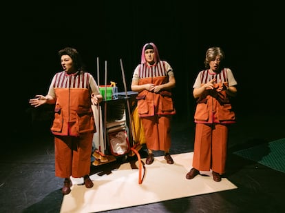 Las tres protagonistas de 'Las que limpian', en el Teatro María Guerrero.