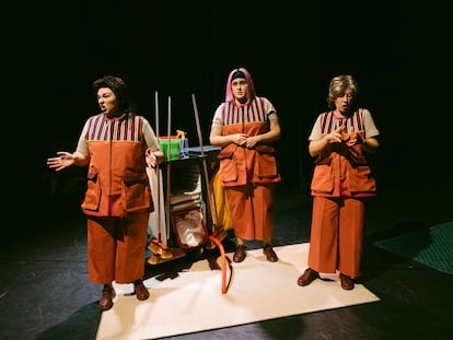 Las tres protagonistas de 'Las que limpian', en el Teatro María Guerrero.