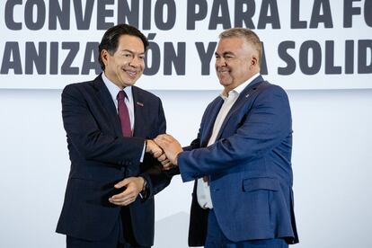 Mario Delgado, dirigente de Morena, y Santos Cerdán, secretario de Organización del PSOE, durante la firma de un convenio de colaboración, en Ciudad de México, el 28 de agosto de 2024.