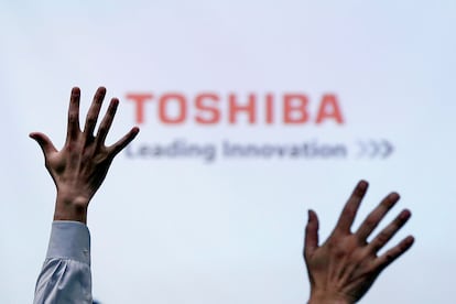 Periodistas levantan la mano en la ronda de preguntas en una conferencia de Toshiba en junio de 2017.