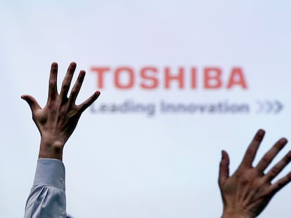 Periodistas levantan la mano en la ronda de preguntas en una conferencia de Toshiba en junio de 2017.