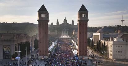 La avenida Reina Mar&iacute;a Cristina, durante una Marat&oacute;n de Barcelona.