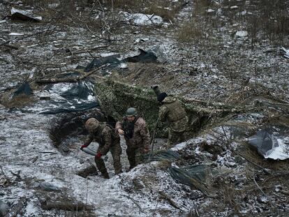 Ukrainian soldiers fire a 120-millimeter mortar in Avdiivka (Donetsk); December 7, 2023.