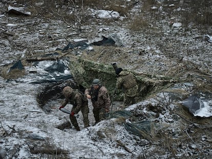 Soldados ucranios disparan un mortero de 120 milímetros, en Avdiivka (Donetsk) el pasado jueves.