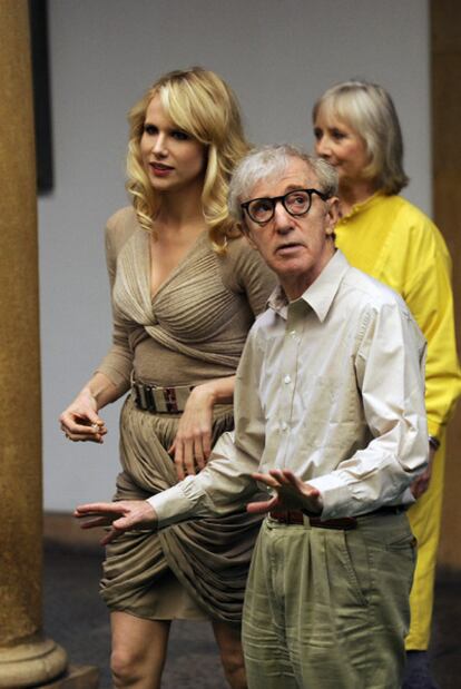 Woody Allen en Oviedo, donde presentó su filme <i>Conocerás al hombre de tus sueños. </i>En la foto, Allen con las actrices Lucy Punch (izquierda) y Gemma Jones.